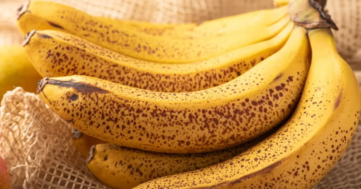 Kilka dojrzałych bananów z brązowymi plamkami. Zastanawiasz się, ile węglowodanów ma banan?