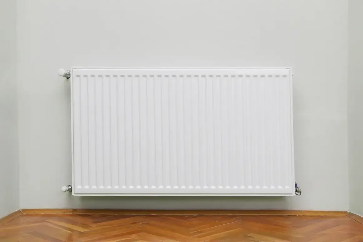 Radiatore bianco moderno su parete chiara, con parquet. Utile per calcolare quanti elementi termosifoni per mq.