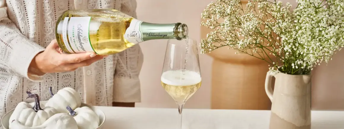 Schlumberger Grüner Veltliner Sekt wird ins Glas gegossen. Der Prosecco hat einen angenehmen prozentualen Alkoholgehalt.