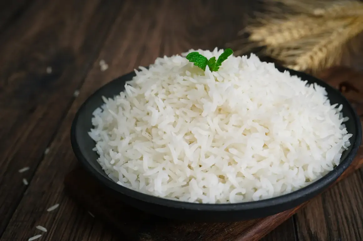 Un piatto di riso basmati, cotto alla perfezione, guarnito con una fogliolina di menta. La cottura ideale per un riso profumato.