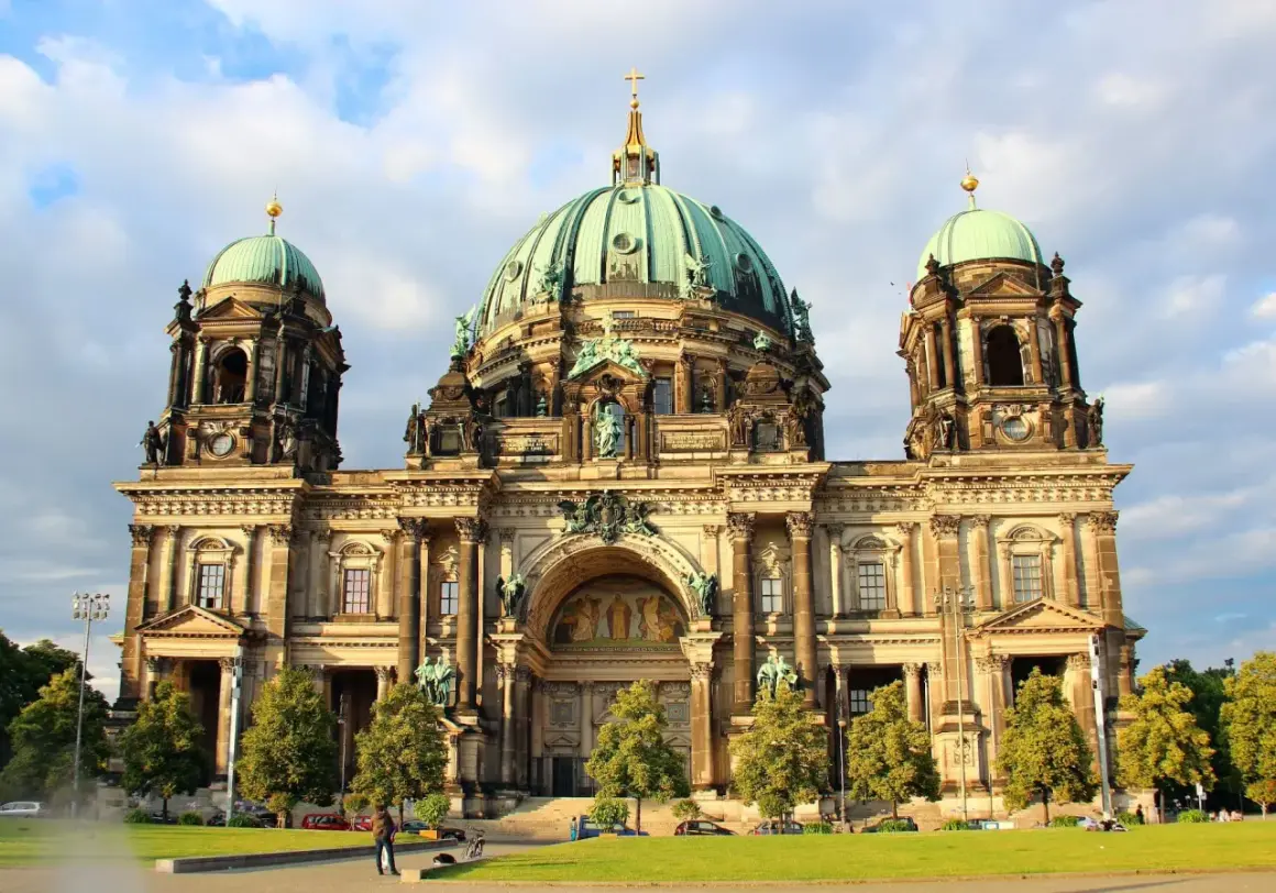 Berliner Dom, en imponerande byggnad med gröna kupoler, är ett måste att se i Berlin.