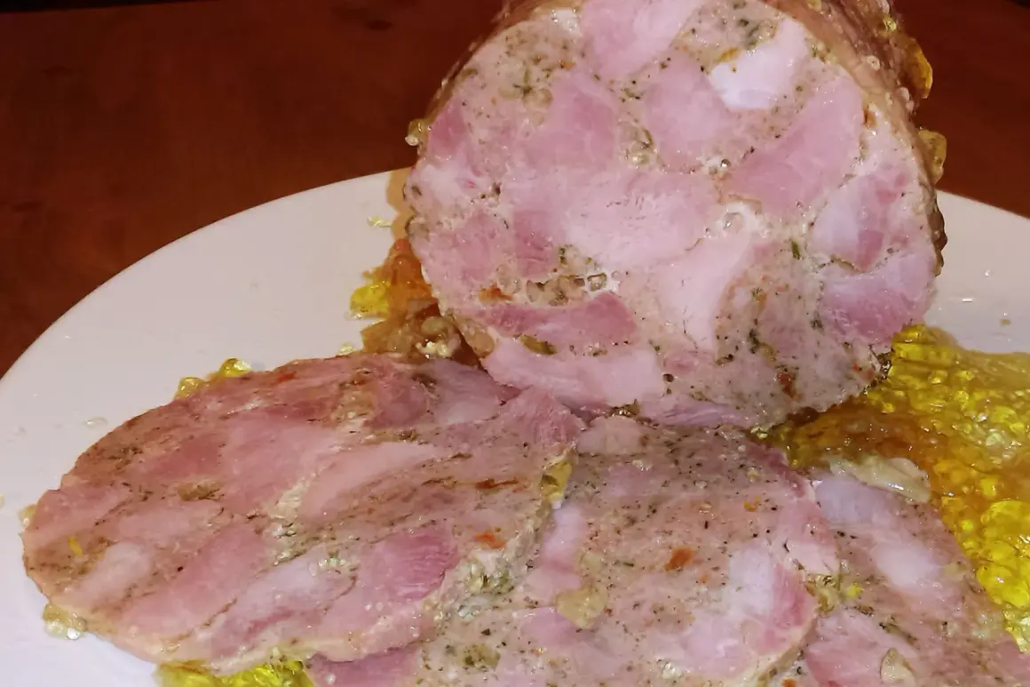 Pokrojona łopatka z szynkowara, z widocznymi kawałkami mięsa i przyprawami, podana z galaretką.