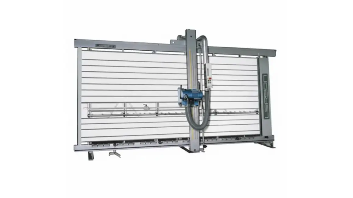 Découpeuse verticale professionnelle. Le prix du Felder KF 500 est compétitif pour cette machine de précision.