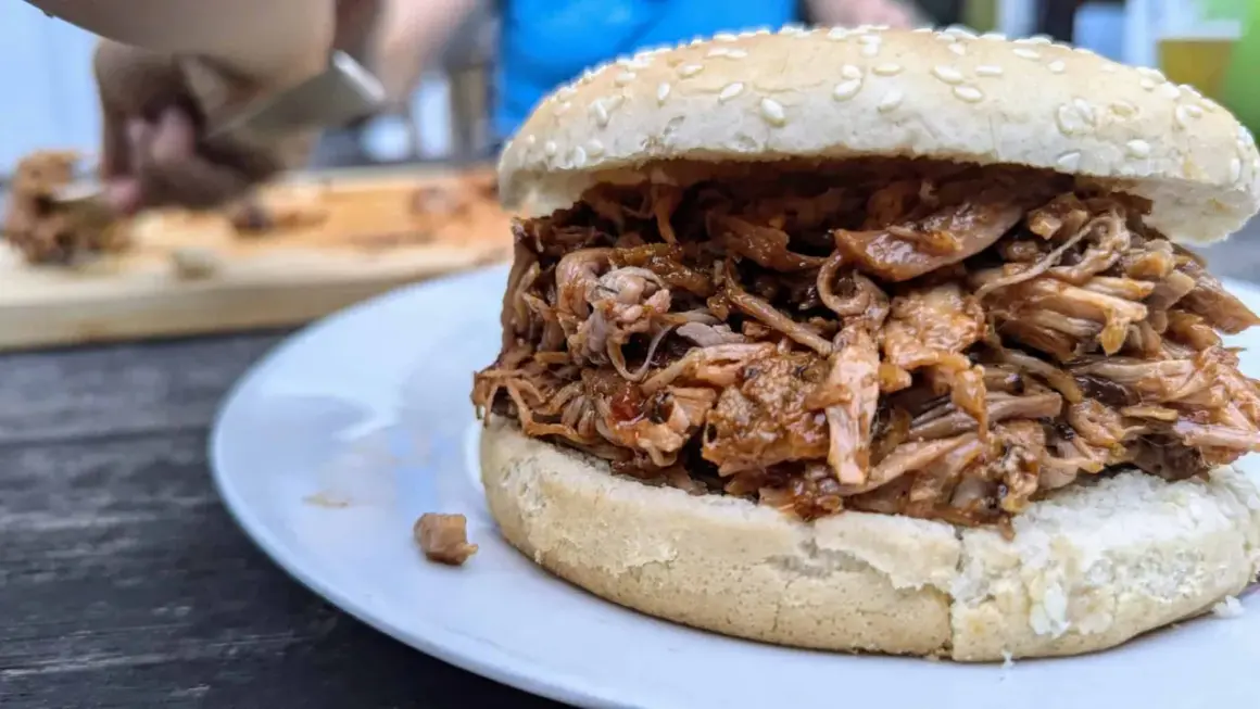 Saftiges pulled pork, frisch aus dem Backofen, auf einem Sesambrötchen. Ein Genuss für jeden BBQ-Fan!