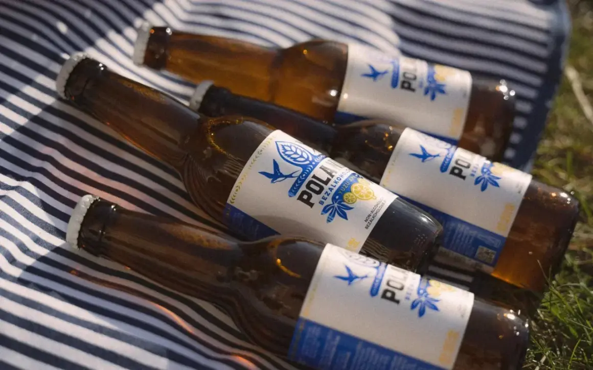 Butelki piwa bezalkoholowego POLAN na kocu. Czy piwo zero jest zdrowe? To pytanie zadaje sobie wielu, sięgając po takie napoje.