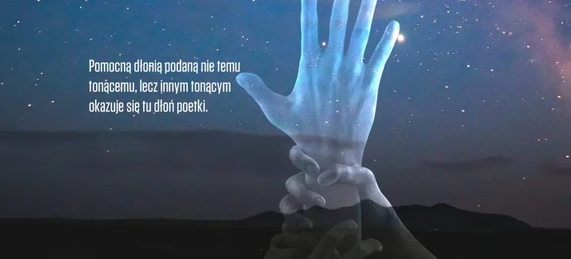 Dwie dłonie trzymające się na tle nocnego nieba pełnego gwiazd.