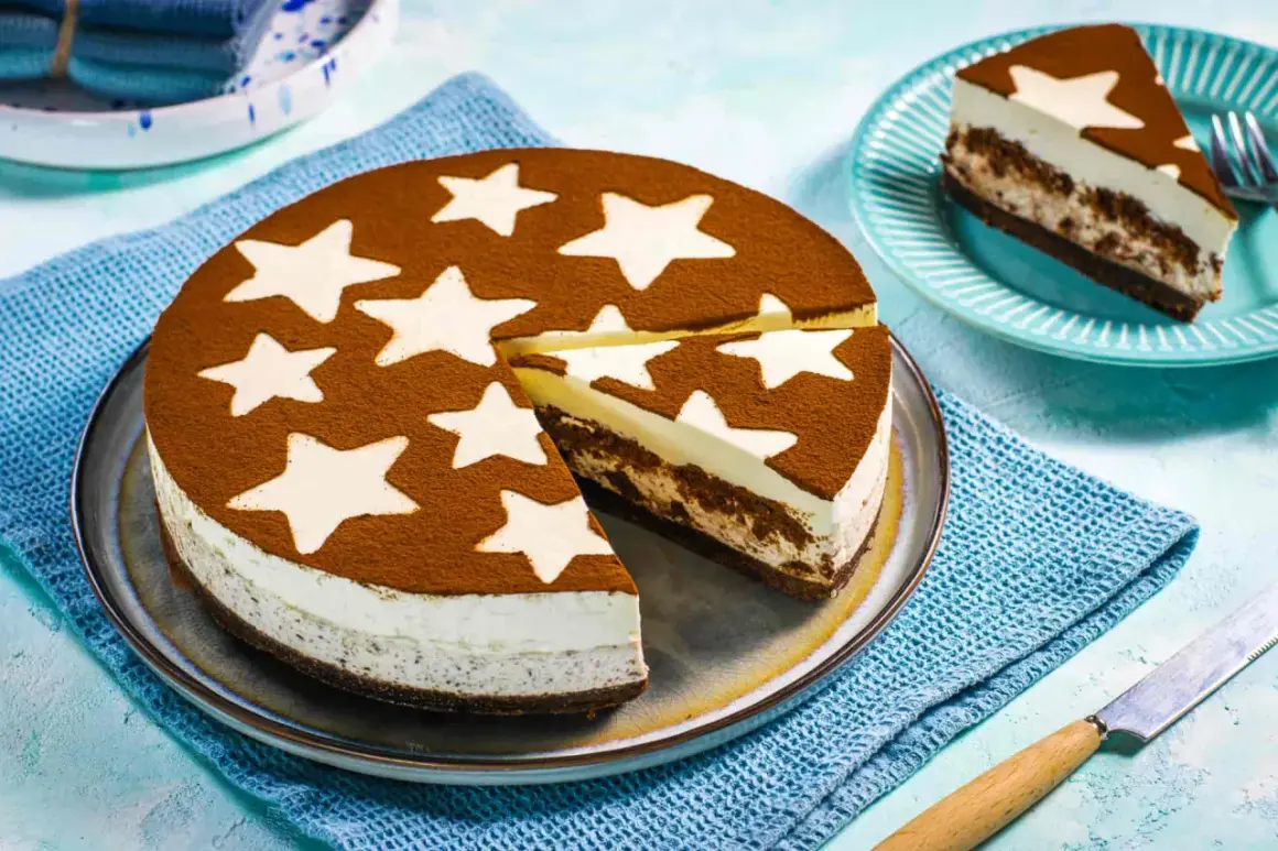 Cheesecake con decorazione a stelle e cacao, un dolce che ricorda la magia dei Pan di Stelle.