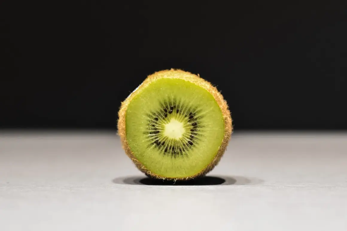 Połówka kiwi, idealna na keto, z widocznymi czarnymi pestkami i zielonym miąższem.