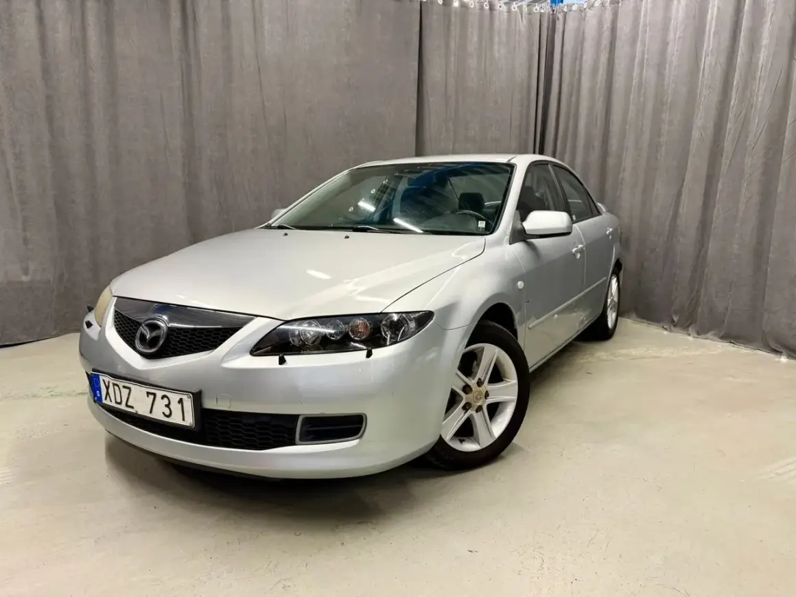 Silver Mazda 6, registreringsskylt XDZ 731. En potentiell Mazda 6 problem kan vara att den behöver nya däck.
