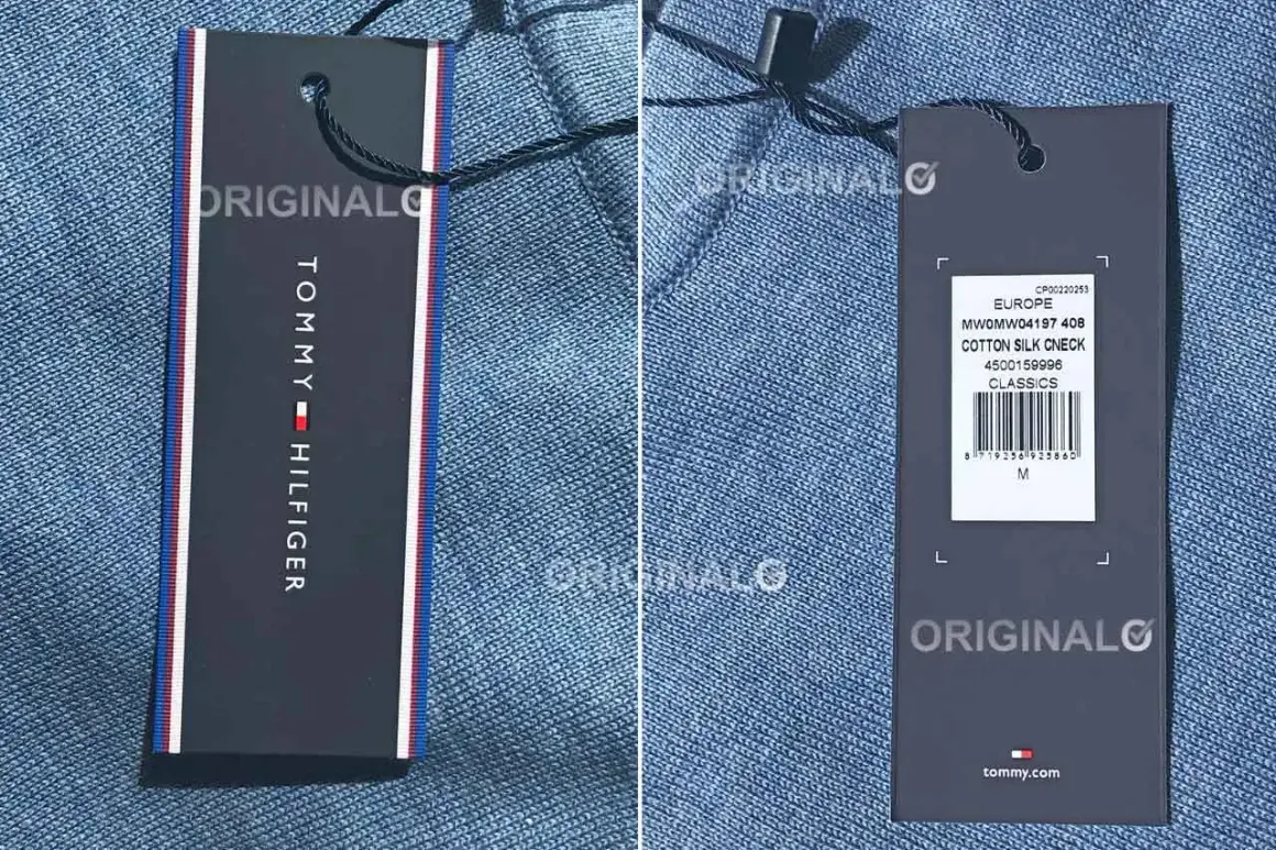 Dwa metki odzieżowe Tommy Hilfiger na niebieskim tle.