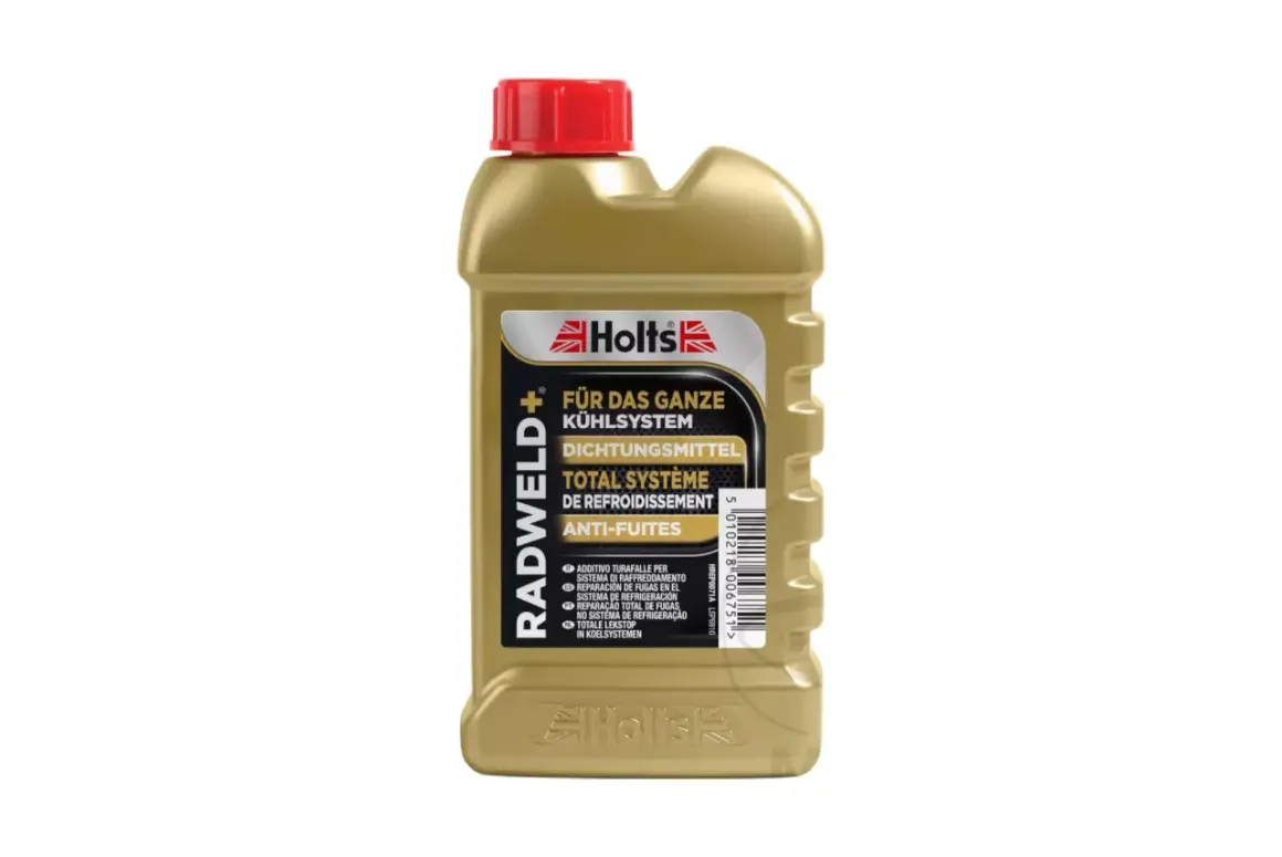 Złota butelka uszczelniacza do chłodnic Holts Radweld+. Opis produktu informuje o jego zastosowaniu i potencjalnych skutkach ubocznych, jeśli nie jest używany zgodnie z instrukcją.