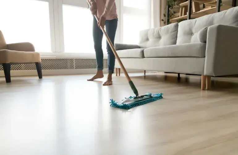 Jaki mop polecacie? Wybierz idealny do paneli, płytek, drewna!