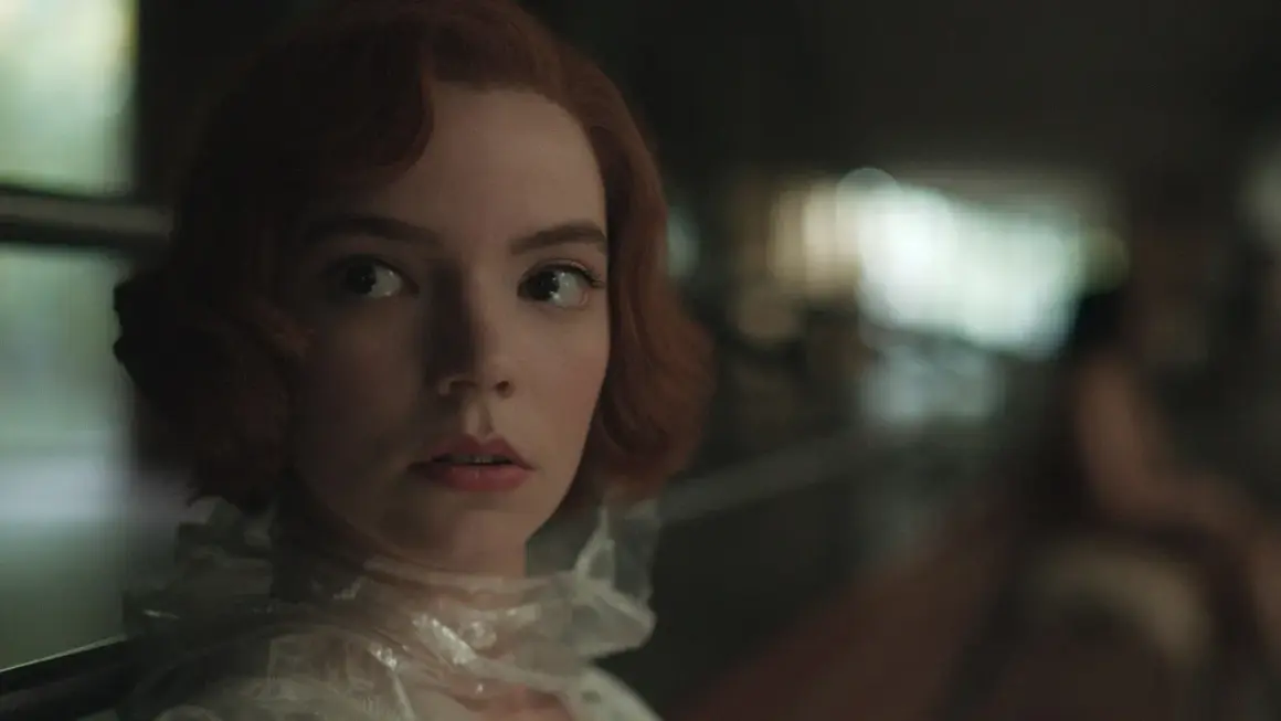 Anya Taylor-Joy, bekannt aus Filmen und Serien wie "Das Damengambit", blickt nachdenklich in die Kamera.