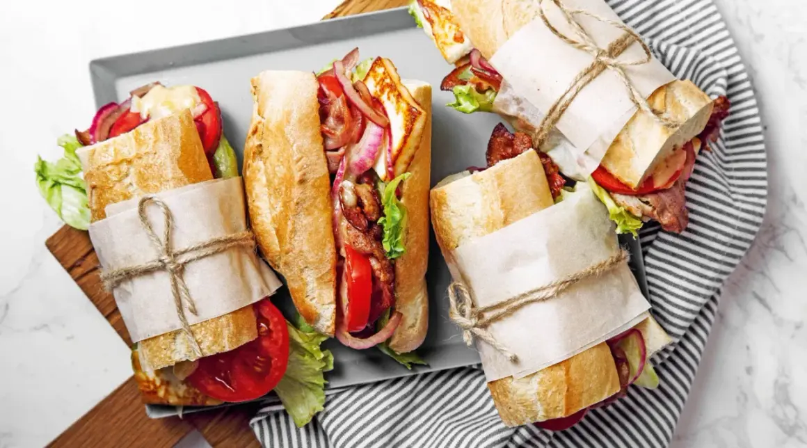 Leckere Sandwich-Rezepte: Baguettes gefüllt mit Halloumi, Speck, Tomaten, Zwiebeln und Salat.