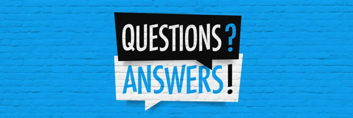 Dwie dymki nad niebieską ceglaną ścianą: czarna z białym napisem "QUESTIONS?" i biała z niebieskim napisem "ANSWERS!".