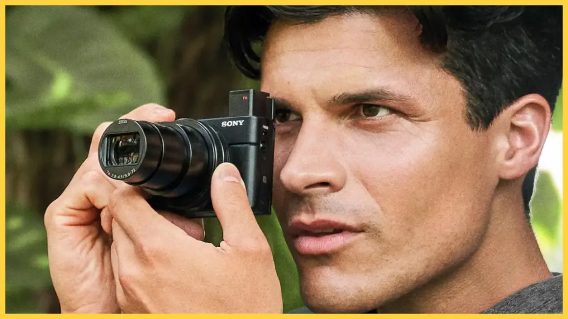 Mężczyzna robi zdjęcie aparatem Sony RX100 VIII.