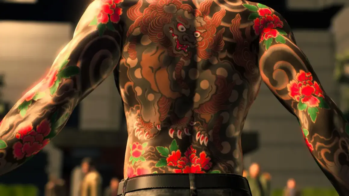 Yakuza tatuaże zdobią plecy i ramiona mężczyzny. Widoczny jest potężny lew i czerwone kwiaty peonii, symbolizujące siłę i bogactwo.