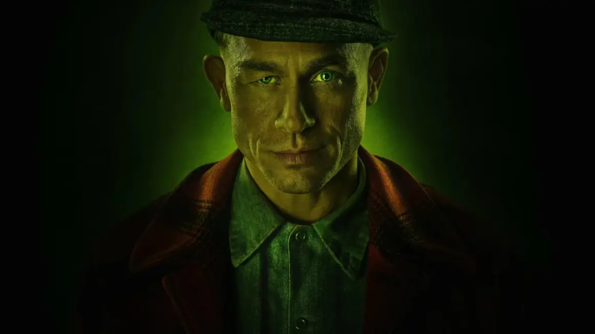 Mężczyzna z zielonymi oczami i czapką na głowie, zapowiedź mrocznych netflix seriali kryminalnych.