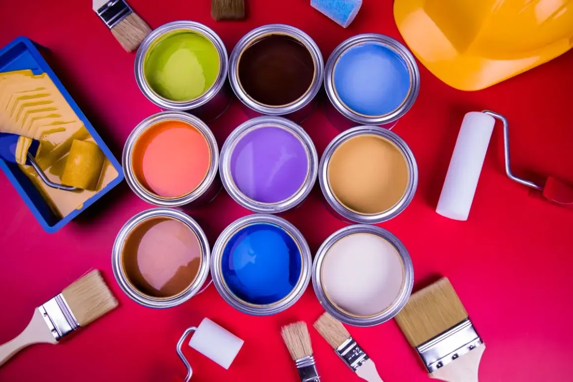 Una tavolozza di colori vivaci: barattoli di vernice aperti, pennelli e rulli pronti per trasformare ogni spazio.