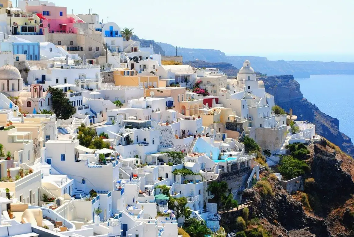 Białe domy Santorini piętrzą się na klifie, oferując widok na błękitne morze. Ceny noclegów i atrakcji są tu wysokie, ale widoki wynagradzają wszystko.