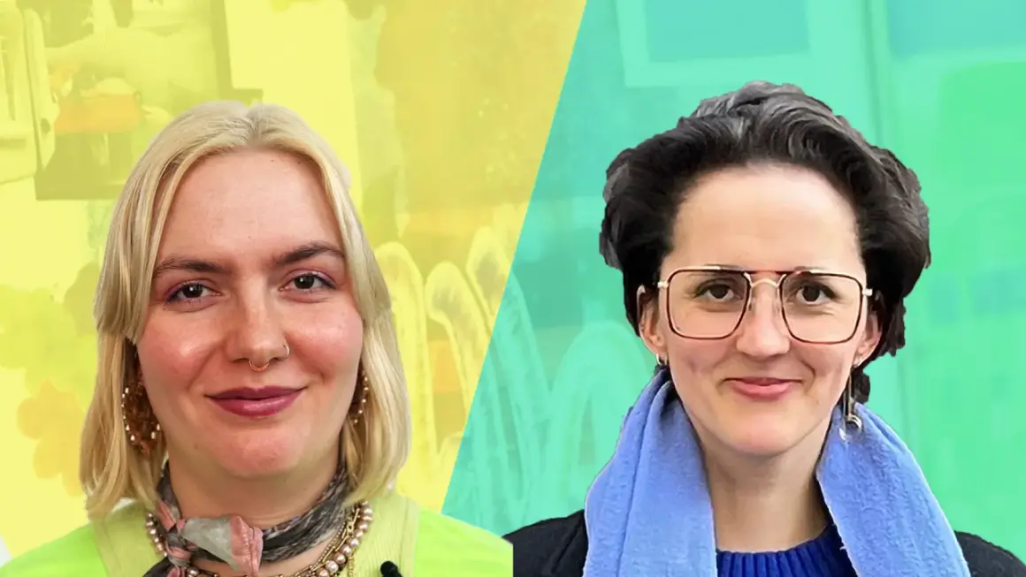 Zwei Frauen lächeln, eine mit blonden Haaren, die andere mit dunklen Haaren und Brille. Sie könnten sich für ein Grafik Design Studium in Berlin bewerben.