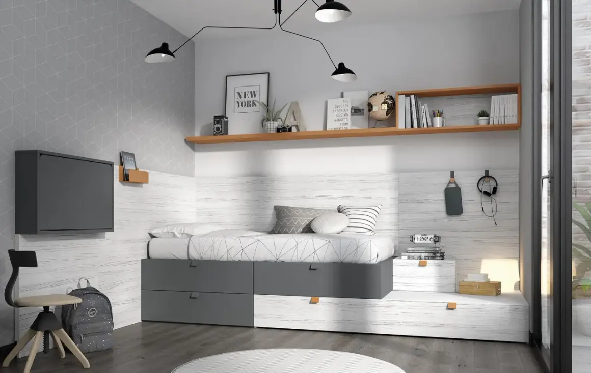 Habitación adolescente chico con cama, escritorio, estanterías y decoración moderna.