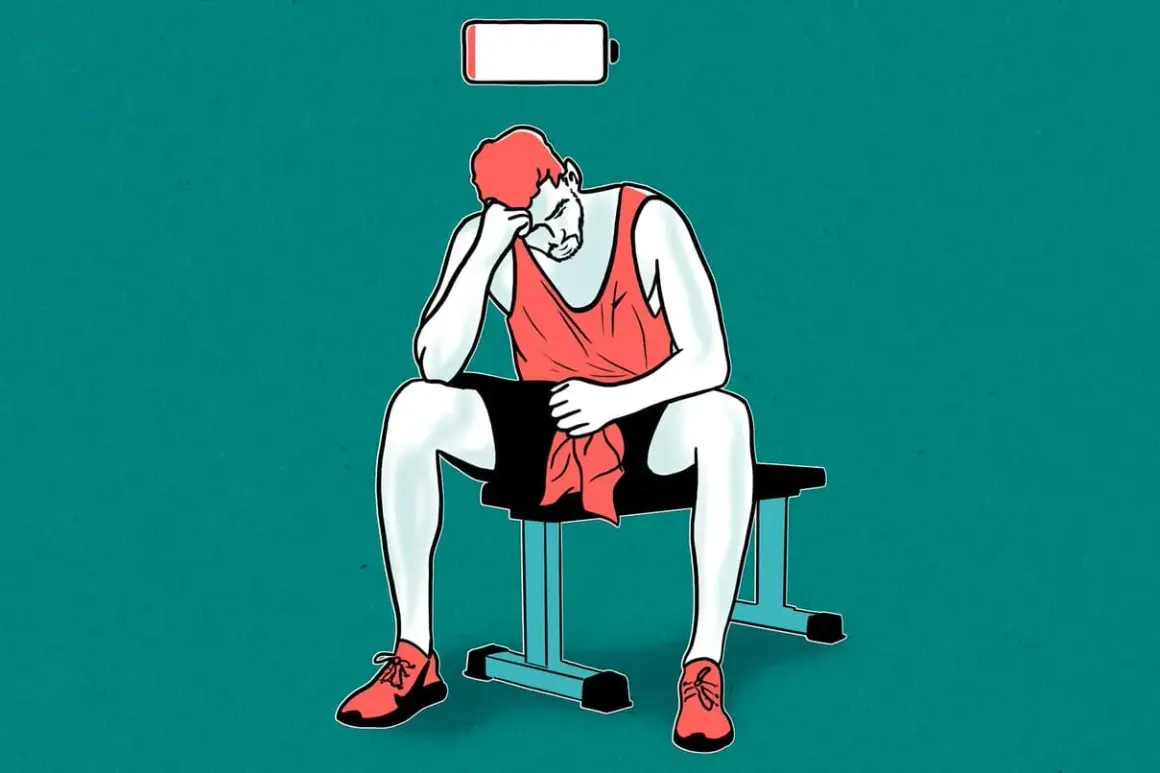 Erschöpfter Mann sitzt auf einer Bank, Akku fast leer. Mögliche zu viel Protein Symptome?