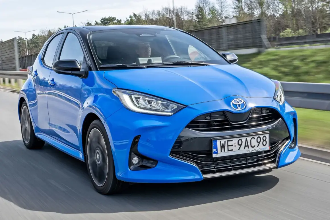Niebieski Toyota Yaris na drodze. Sprawdź aktualne toyota yaris - ceny i wybierz swój wymarzony model.