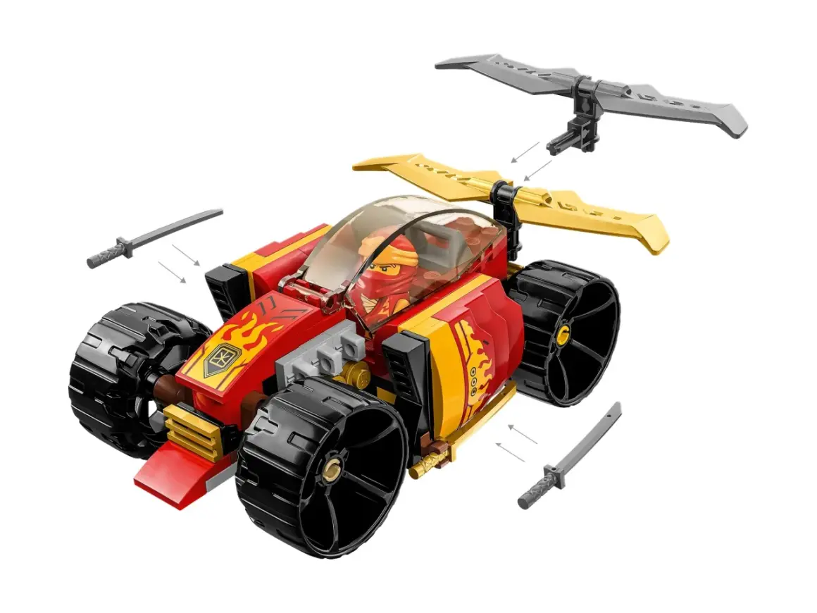 Czerwono-złoty pojazd z kółkami i minifigurką ninja. Zestaw lego 71780 zawiera miecze i element przypominający skrzydła.