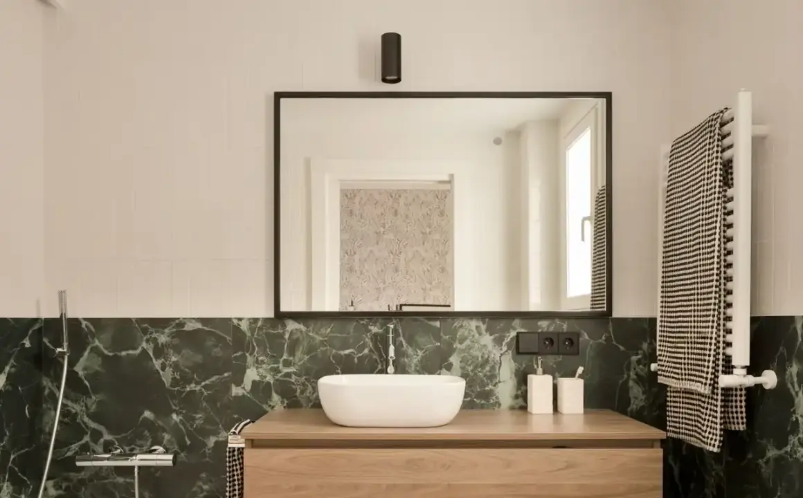 Transforma tu baño pequeño: ideas modernas y funcionales que amarás
