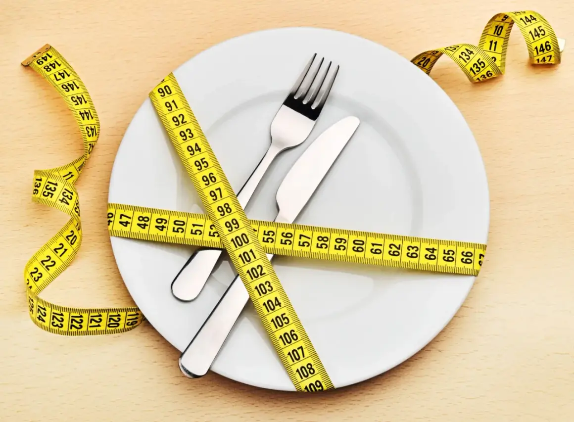 Une assiette avec couverts est entourée d'un mètre ruban jaune. La question "quel poids pour 1m60 femme" est implicite.
