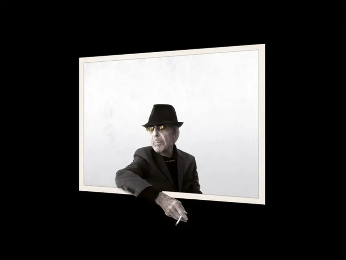Uomo con cappello e occhiali da sole, sigaretta in mano, sembra volere un'atmosfera più scura.