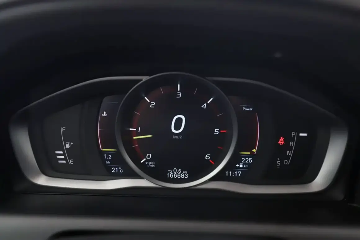 Bilens instrumentpanel visar 166683 km. Frågan "hur många mil kan en bil gå" besvaras av mätaren.