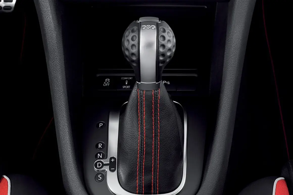 Palanca de cambios DSG en un coche deportivo. DSG significa Direct-Shift Gearbox, una transmisión automática de doble embrague.