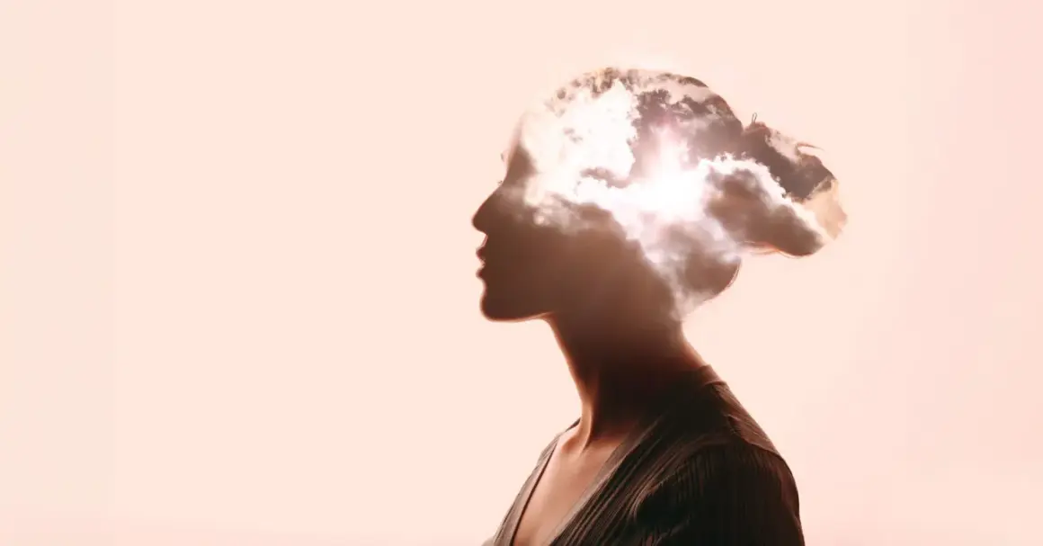 Kopfprofil einer Frau, in dem sich Wolken und Sonne spiegeln. Ein Symbol für die Weite des Denkens, die für Berufe in der Philosophie und deren Gehalt relevant ist.