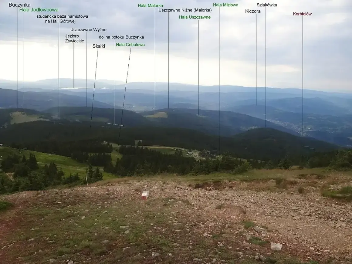Widok na Beskid Żywiecki z zaznaczonymi szlakami górskimi. W oddali Jezioro Żywieckie.
