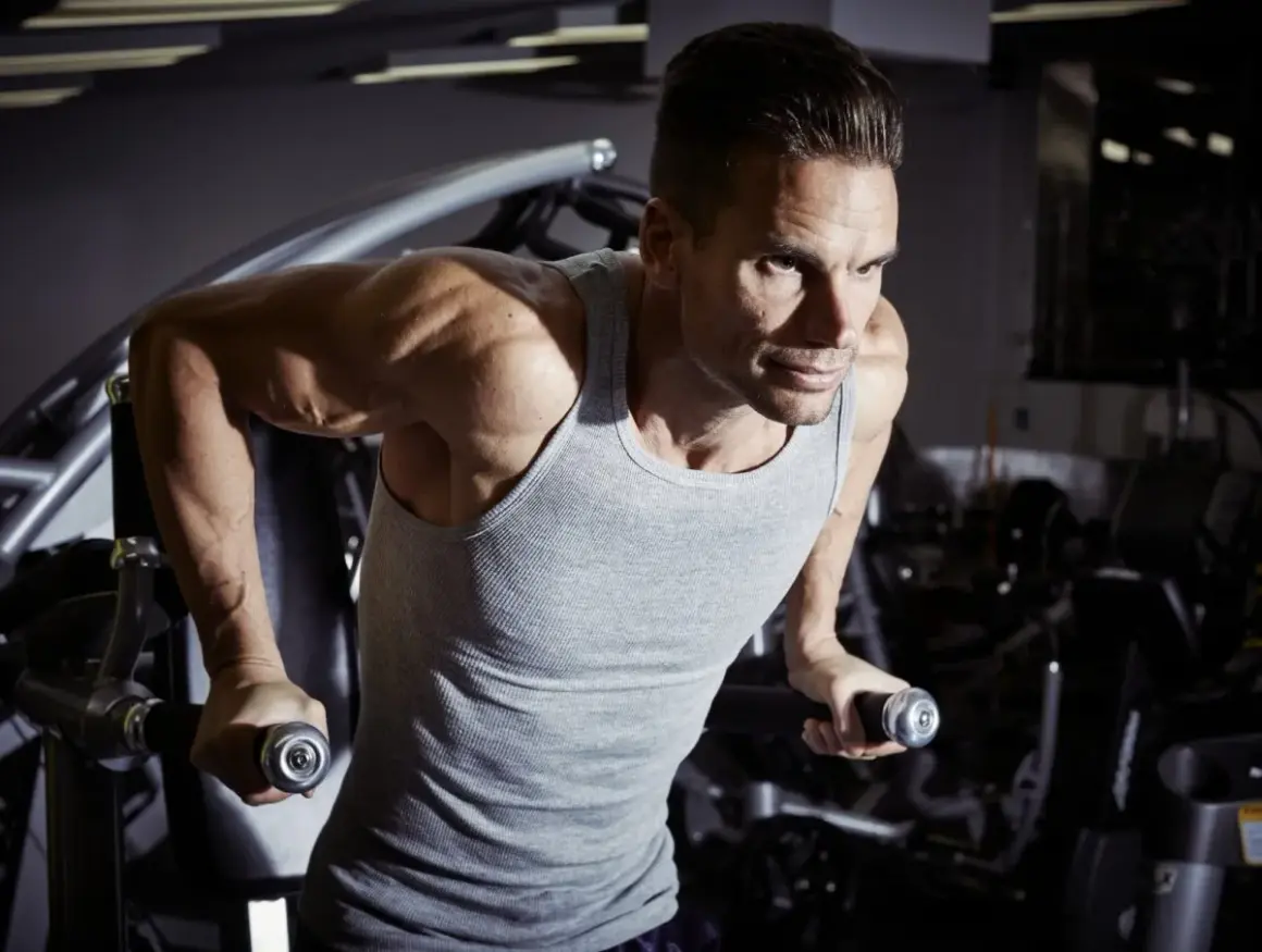 Jak ćwiczyć triceps? Zbuduj siłę i masę ramion z ekspertem!