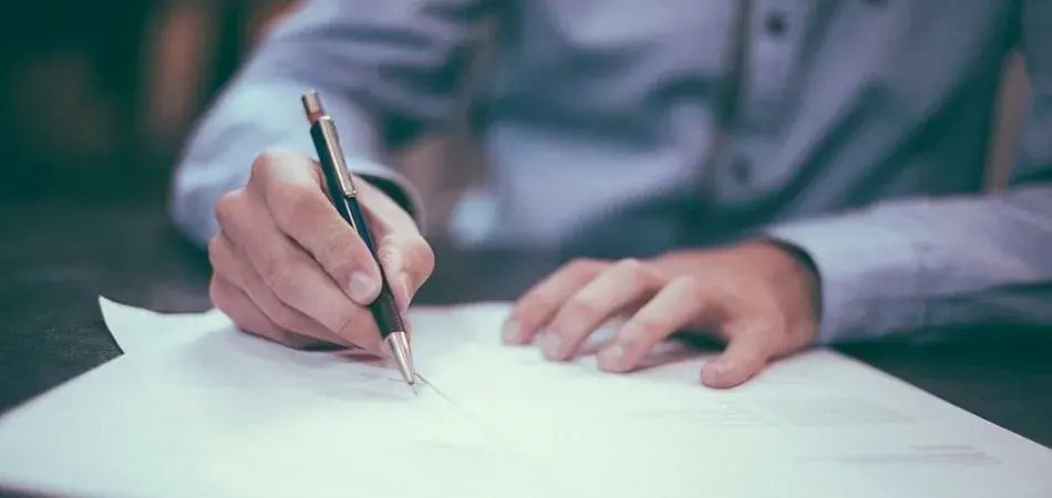 Przepisanie działki u notariusza - jakie dokumenty są niezbędne?