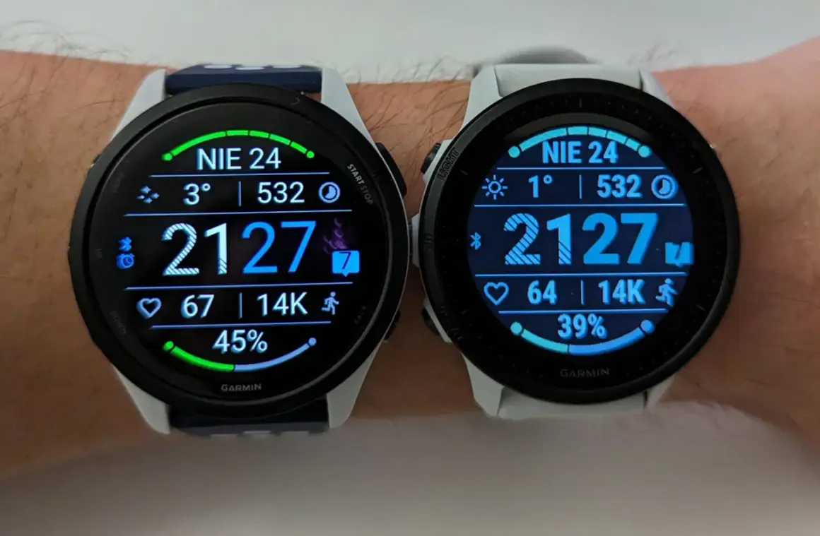 Dwa zegarki Garmin z wyświetlaczami AMOLED pokazują dane o aktywności: kroki, tętno, temperaturę i procent baterii.
