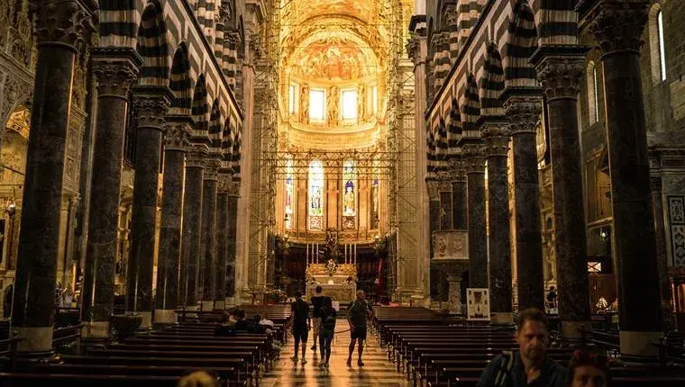 Jakie dekoracje zdobiły wnętrza kościołów romańskich - odkryj ich tajemnice