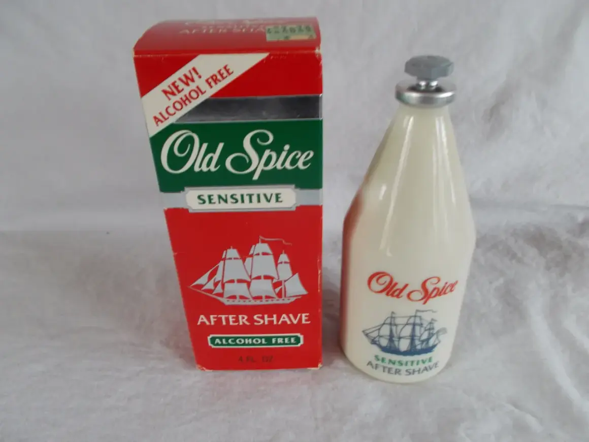 Old Spice woda po goleniu Sensitive, w butelce i pudełku, z żaglowcem. Idealna dla wrażliwej skóry.