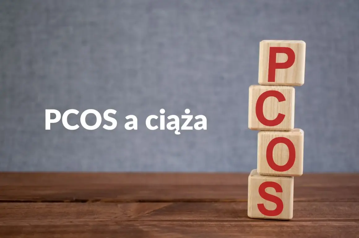 PCOS a ciąża. Drewniane klocki z literami P, C, O, S układają się w stos.