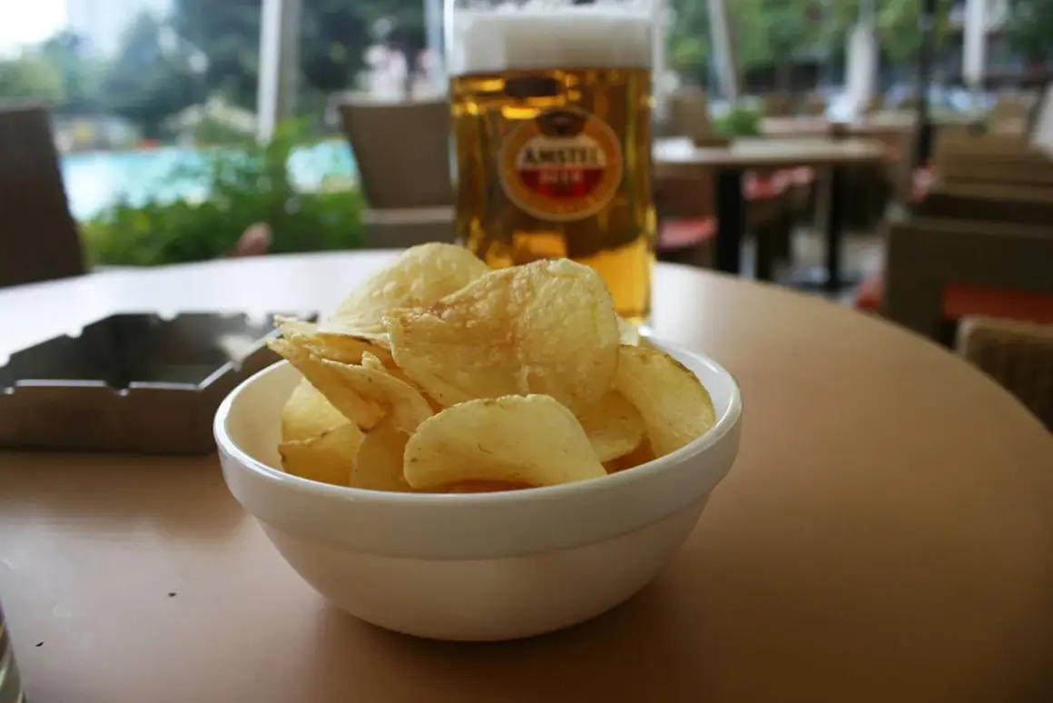Chrupki ziemniaczane i piwo Amstel. Zastanawiasz się, ile węglowodanów ma piwo? To przekąska idealna do relaksu.
