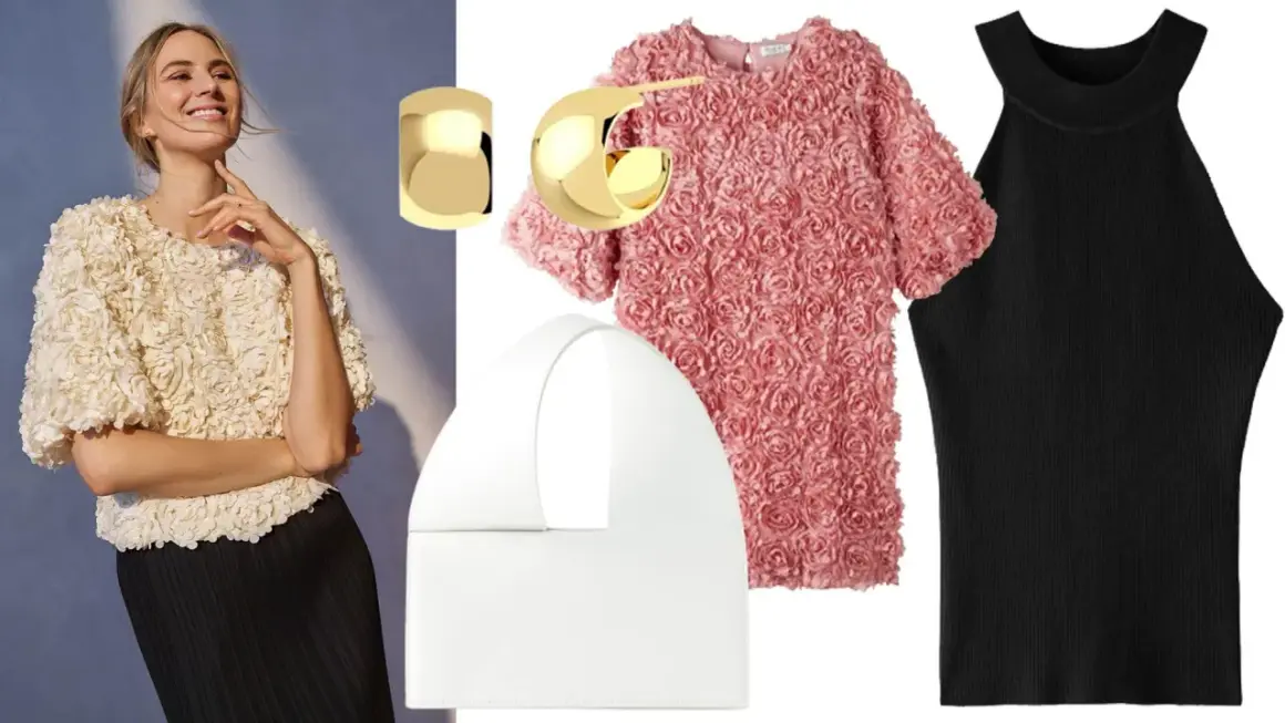 En modell visar en krämvit topp med blomdetaljer. Bredvid syns en rosa blommig topp, en vit handväska, guldsmycken och en svart ribbad topp, som en silver tshirt.
