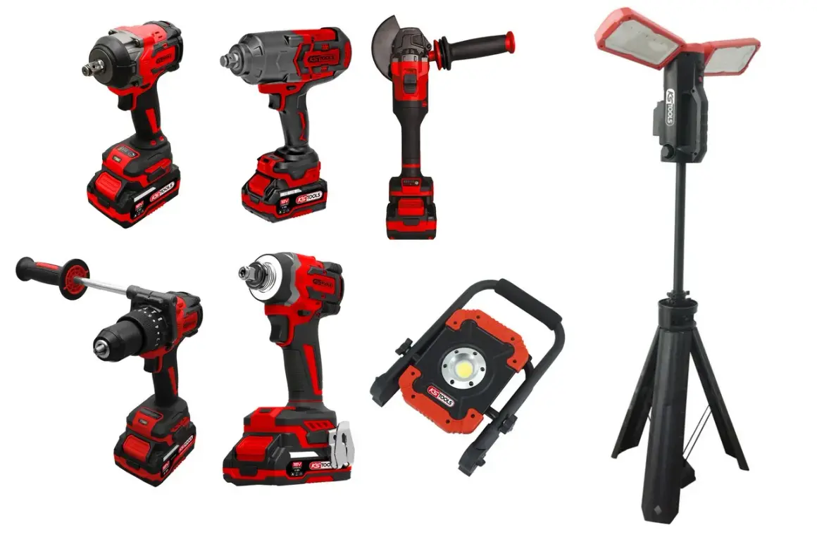 Ensemble d'outils électroportatifs KS Tools : visseuses à choc, meuleuse, perceuse, projecteur sur trépied. L'origine de la qualité professionnelle.