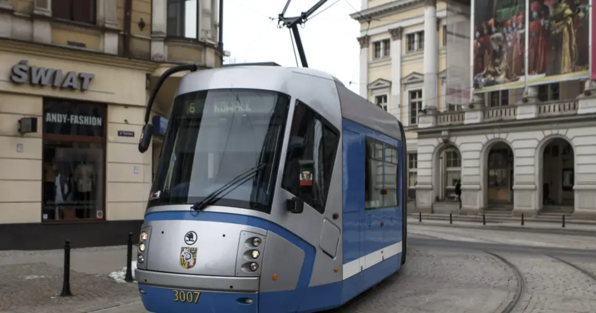 Nowoczesny tramwaj MPK na ulicy. Linia 6 jedzie do Kowali.