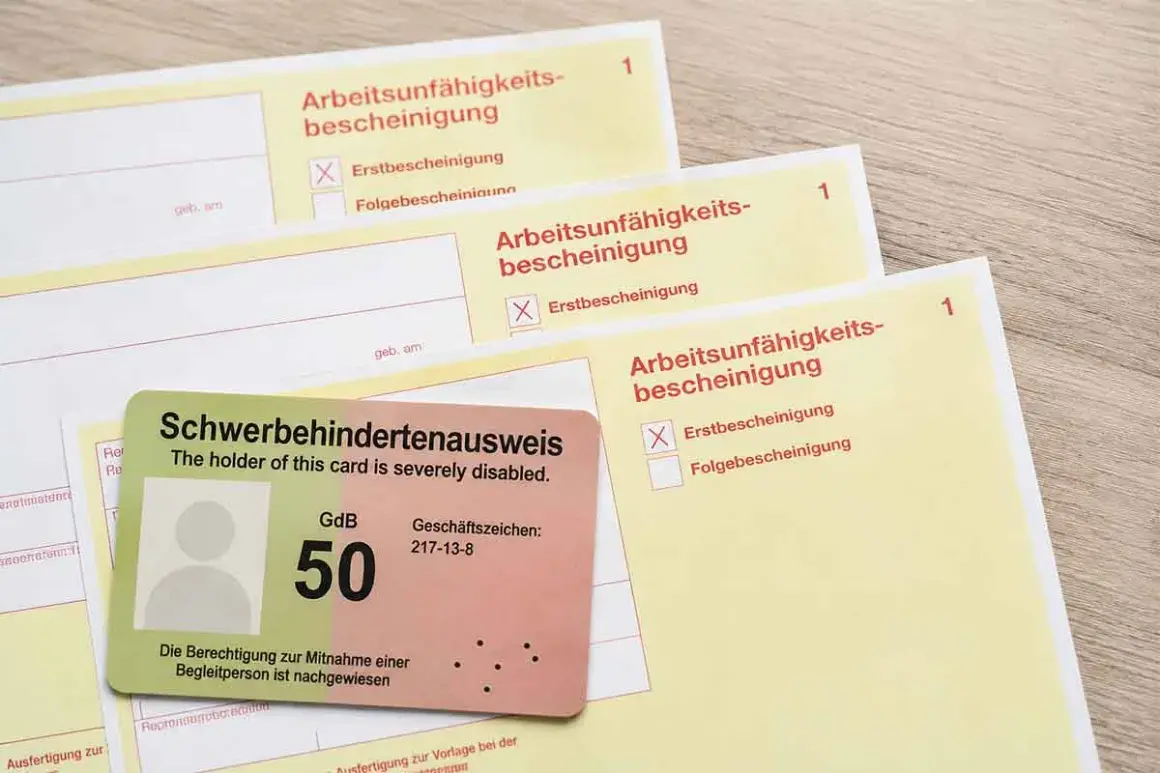 Schwerbehindertenausweis mit GdB 50 und Arbeitsunfähigkeitsbescheinigungen. Dies kann auf eine schwere Behinderung, wie z.B. Parkinson, hindeuten, die eine solche Bescheinigung erfordert.