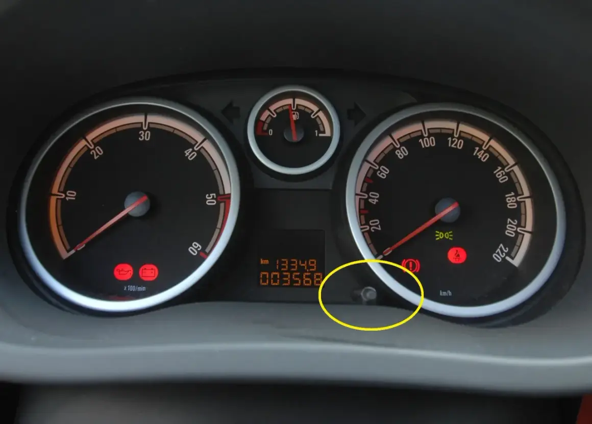 Deska rozdzielcza samochodu z wskaźnikami prędkości, paliwa i obrotów. Widoczny przebieg 13349 km. Insp w samochodzie.