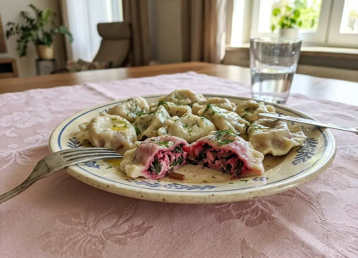 Pyszne pierogi z farszem na pierogi ruskie Magdy Gessler, polane masłem i posypane koperkiem. Jedna pierożka przekrojona, ukazująca bogate wnętrze.