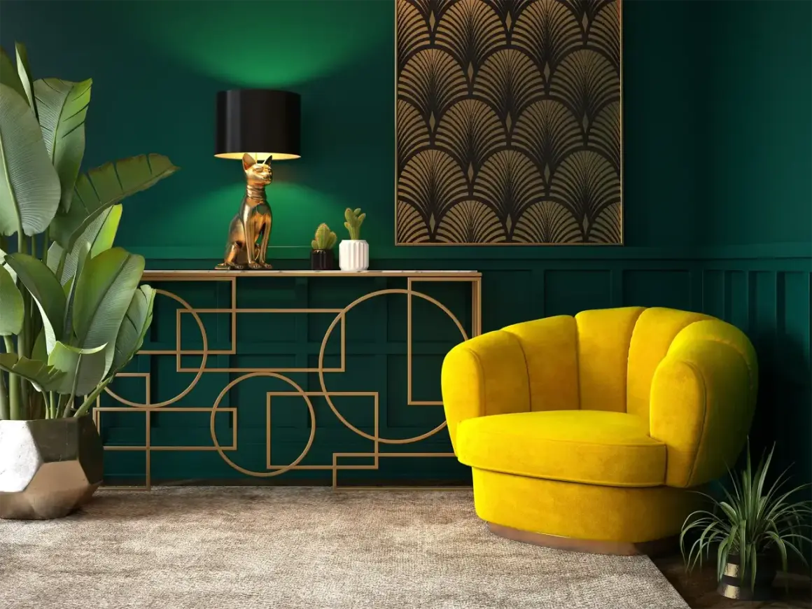 Elegancja w stylu sztuka art deco: złoty kot-lampa, żółty fotel i geometryczne zdobienia na tle butelkowej zieleni.